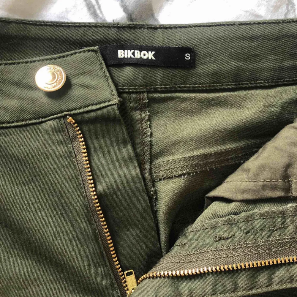 Tunna stretchiga jeans från bikbok.  . Jeans & Byxor.
