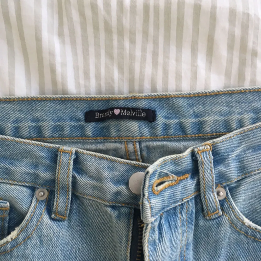 Ripped jeans från brandy melville! Aldrig använda ✨. Jeans & Byxor.