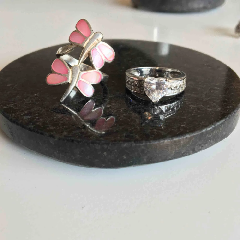 Hjärtring SÅLDSuperfina ringar i äkta silver. Rosa sländor gjorda av snäckskal från Grekland, unik❣️Gnistrande hjärtring med vita stenar 🥰 endast seriösa köpare. Accessoarer.