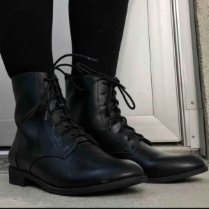  - Svarta kängor, ingen fodring alls, aldrig använda Köparen står för frakt, kan annars mötas upp i stockholmsområdet 