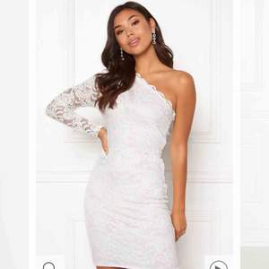Jättesnygg vit klänning, aldrig använt. Prislapp sitter till och med på. Säljer då jag hittat en annan. 🥰