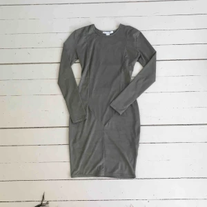  - OANVÄND! Köpt på Nelly men tyvärr aldrig använd, är i typ suede/mocka, figursydd klänning. frakt tillkommer antingen spårbart (63kr) eller vanlig post (50:ish) 