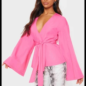  - Rosa tröja från prettylittlething. Aldrig använt och passar XS och S! 