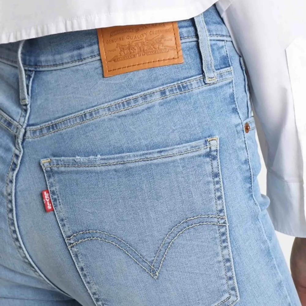 Världens absolut skönaste och snyggaste jeans!! Råkade tyvärr köpa helt fel storlek och det är försent att skicka tillbaka.. köpta på zalando för 1100kr. Helt OANVÄNDA. Kan ev. gå ner i pris eller bjuda på frakten vid supersnabb affär<3. . Jeans & Byxor.
