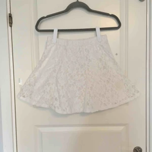  - Vit spetskjol från barnavdelningen på Lindex, passar dock en XS-S. Finns en lite gul-aktig fläck vid sidan av kjolen-därav de låga priset.  Betalning sker via swish🌻