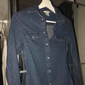  - Jeansskjorta som sitter väldigt tajt mot kroppen!! 