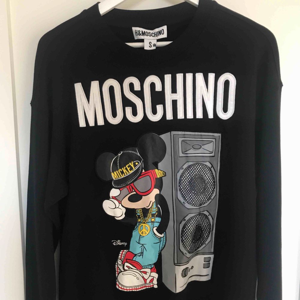 Säljer en helt oanvänd tröja från H&Ms efterlängtade designer samarbete med Moschino.   Fraktar gärna tröjan men köparen står för frakten.   Kommer från herravdelningen, dock är den mindre i storleken. . Tröjor & Koftor.
