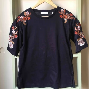  - Broderad t Shirt från Sandro, ny och oanvänt. Nypris 1.600kr Navy mörkblå 