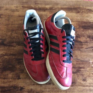  - adidas originals samba  - Red Leather "scarlet" Från 2009. Trevligt använt skick.  EU: 42 US:8 1/2 UK: 8
