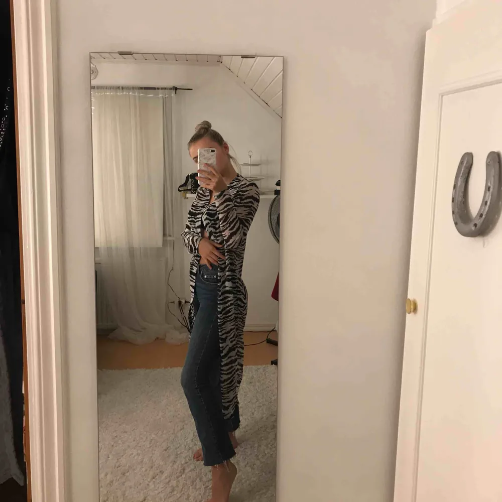 Kimono i zebra mönster. Storlek S. Köparen står för frakt, 39kr.. Blusar.