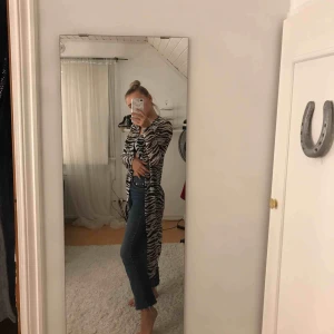  - Kimono i zebra mönster. Storlek S. Köparen står för frakt, 39kr.