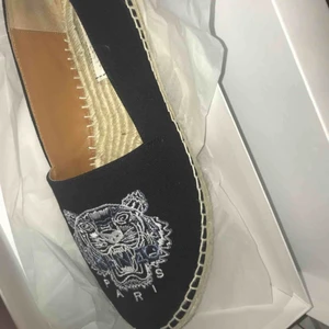  - Super snygga kenzo ballerina skor till sommar/vår, helt nya! Använd 2 ggr, köpte dem för 1600kr.  Nu ångrar jag mig för jag ville ha en annan typ av modell. Men dem är jätte snygga verkligen! 