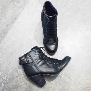  - Svarta skor/köngor/stövletter/kilklacksskor. Stl 38. Från dinsko. Zip på innersidan. Knappt använd. Top skick! 