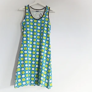  - Supersöt retromönstrad sommarklänning. Frakt tillkommer på 27 kr ❤