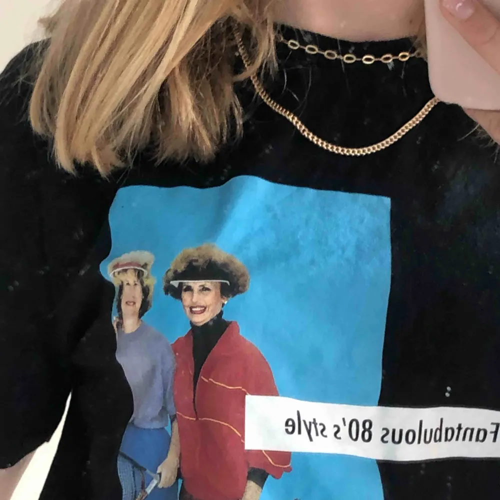 Cool t-shirt från Zara med tryck. Kan vara snygg över långärmat.   Köparen står för frakt. Möts upp i centrala Stockholm. . T-shirts.