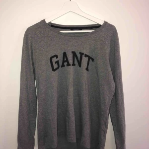  - Grå Gant långärmad. Så fin men framförallt så SKÖN. Den är som ny då jag aldrig använt den (vet inte ens om jag testat den i affären, bra där Tilda). Men vilket super köp ni kan gör nu, det är bara att passa på💖