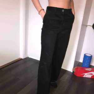  - Svarta Manchester byxor från monki. Sitter perfekt i midjan och i längden. Finns en bak ficka som inte syns på bilderna. Fina knappar både fram och bak. 