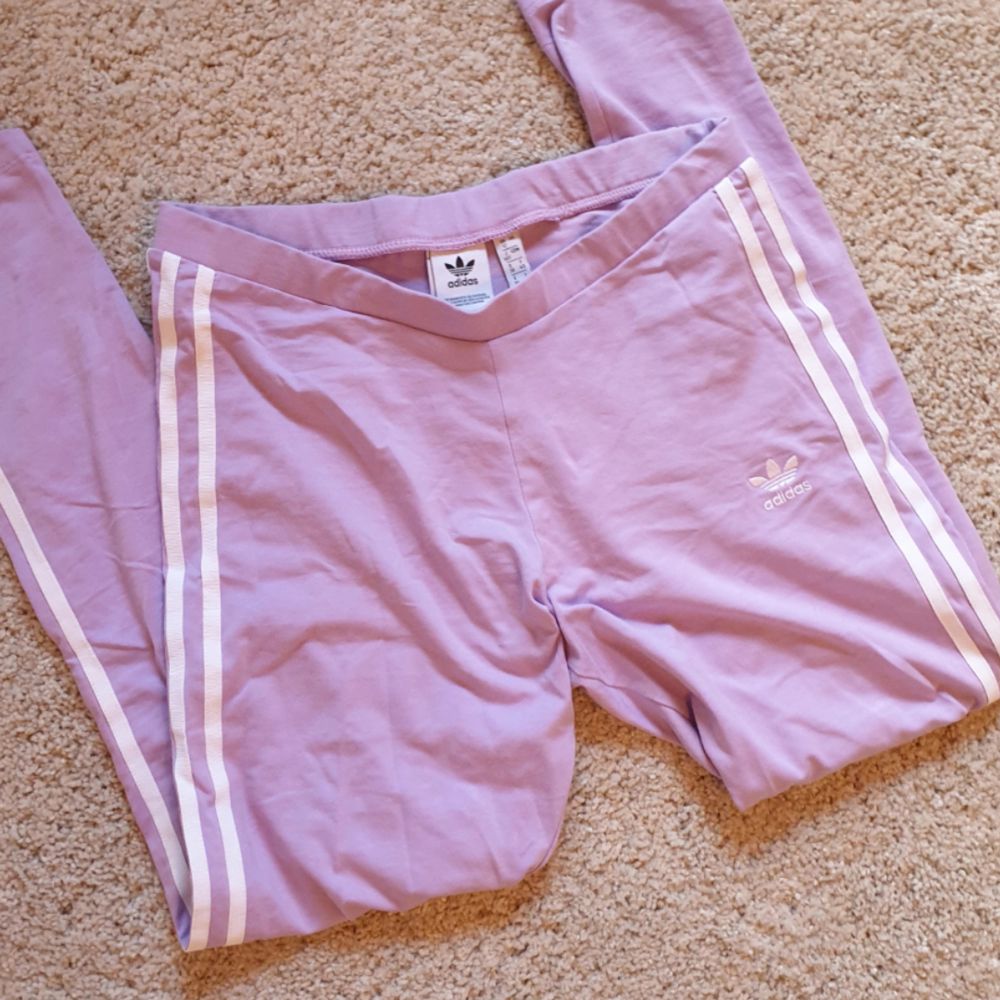Ett par tights från Adidas i ljus lila färg, använda endast en gång! Fraktas enkelt och snabbt 🌸. Jeans & Byxor.