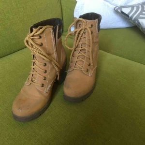  - Kamelfärgade kängor m klack (vår/höst). Syntet. Inte så slitna, men några fläckar.