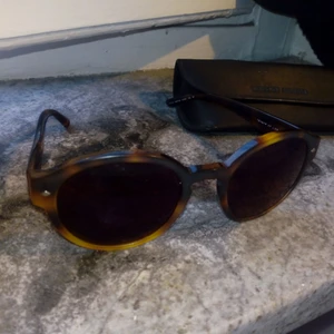  - Äkta Giorgio armani solglasögon, priset kan diskuteras. Medföljer Giorgio armani fodral.