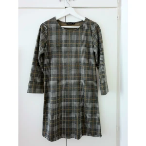  - Dress from Dubai, sized XS. Haven't been in much use. Good condition