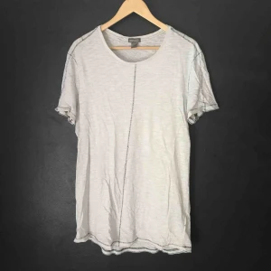  - Vit t-shirt från H&M med svarta sömmar. Nyskick. Står storlek S men passar L. 