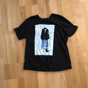  - Cool t-shirt med tryck på från Zara Använd bara någon enstaka gång.