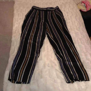  - Ett par randiga byxor med olika färger, har aldrig använt pga de är korta på mig. (Jag är 1,56m) Dessa byxor är även lite mjukare i materialet och kommer från h&m. 