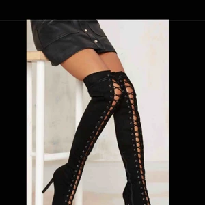  - Lace up over knee boots. Strl 35 men mer som 36. Använda ett par gånger. Rebecca Stella design. (Stängd tå) 