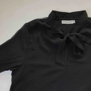  - Svart knytblus med halvtransparenta armar. Aldrig använd, i perfekt skick. 🖤