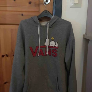  - Säljer en Vans x Peanut hoodie, köpt för 500 kr. Storlek xs/s. Passformen är oversized och kan även passa M. Använd ganska mycket men är fortfarande i väldigt bra skick, trycket på tröjan har inga slitningar. Köparen står för frakt :)