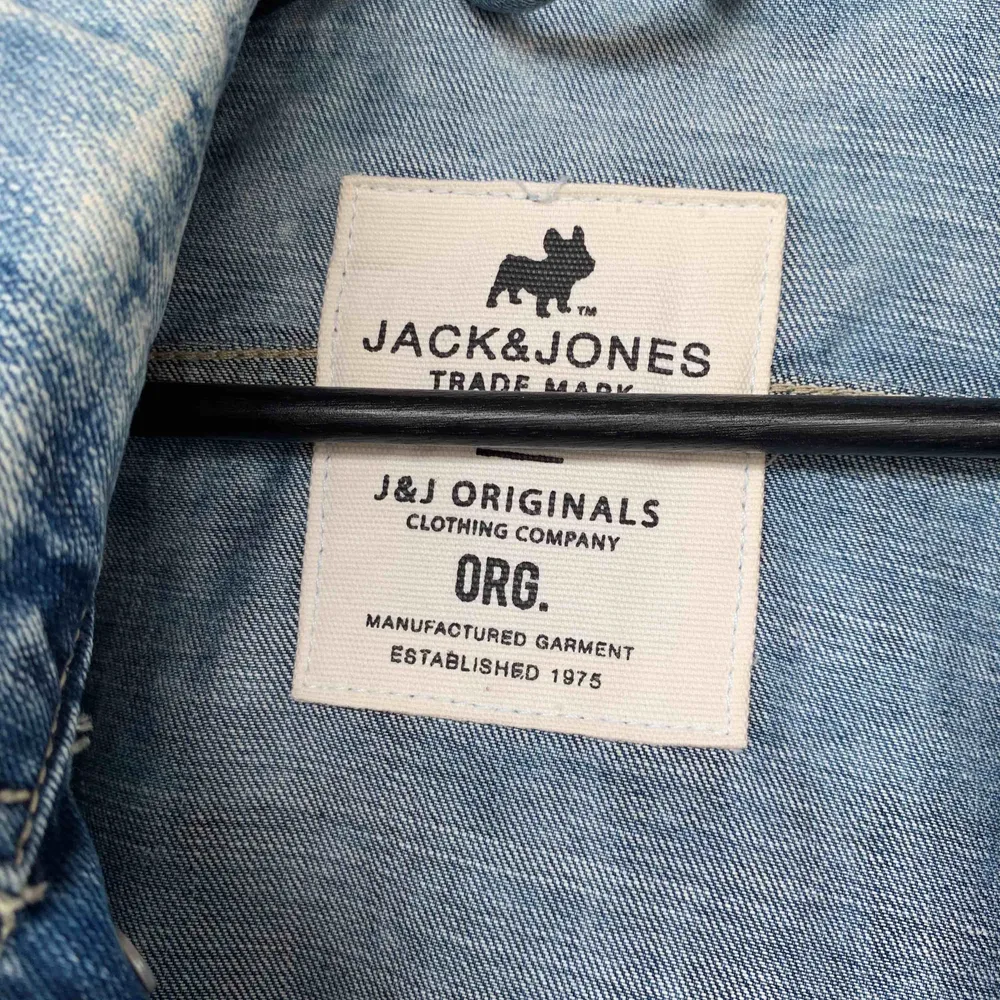 Jack and Jones jeansjacka. Säljes för att den är för stor. . Jackor.