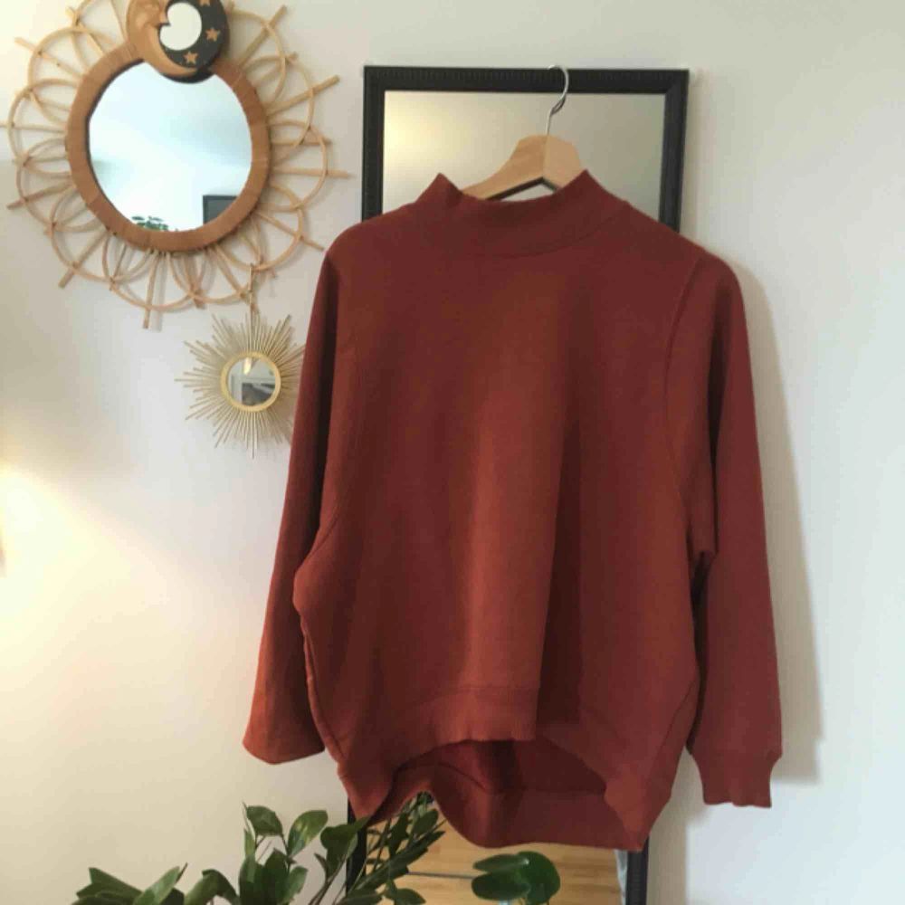 Orange/rostbrun tjocktröja från Monki. 🌹oversized i ärmarna. Kan mötas upp i stockholm eller skicka, köparen står för frakt 💫. Tröjor & Koftor.