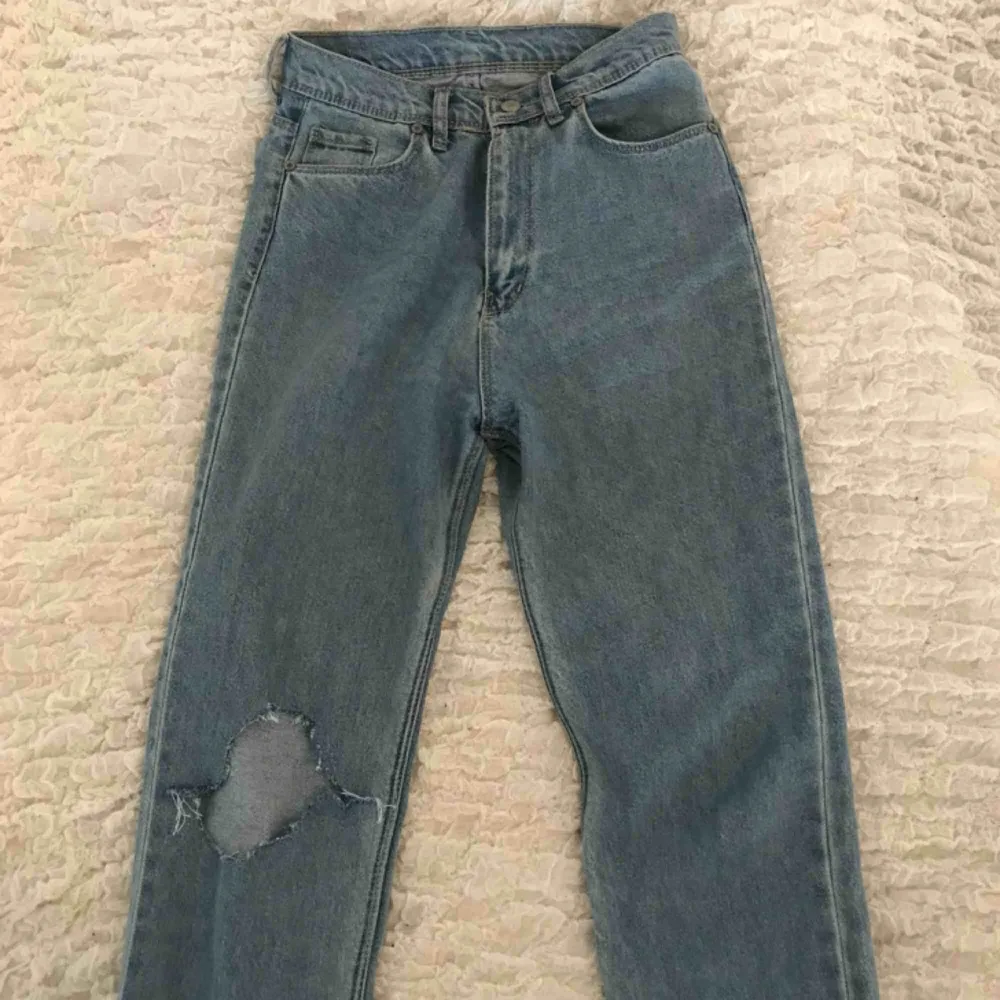Mom jeans från boohoo. Storlek 34 men små i storleken så skulle även passa som 32. Kan mötas upp i Stockholm annars står köparen för frakt. . Jeans & Byxor.