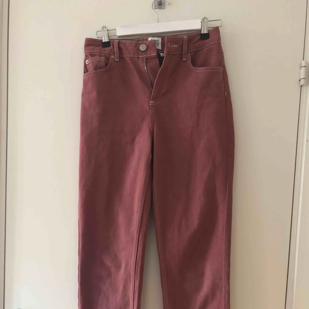 Min jeans från Urban outfitters. I jätte bra skick och säljs pågrund av förlusten storlek.  Stl W27 L32 Möts gärna upp men kan självklart skickas också. :) (oanvända). Jeans & Byxor.