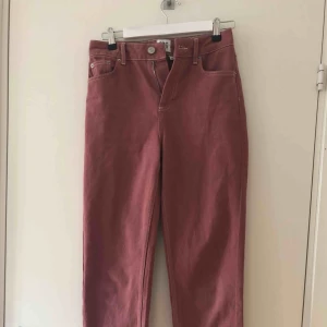  - Min jeans från Urban outfitters. I jätte bra skick och säljs pågrund av förlusten storlek.  Stl W27 L32 Möts gärna upp men kan självklart skickas också. :) (oanvända)
