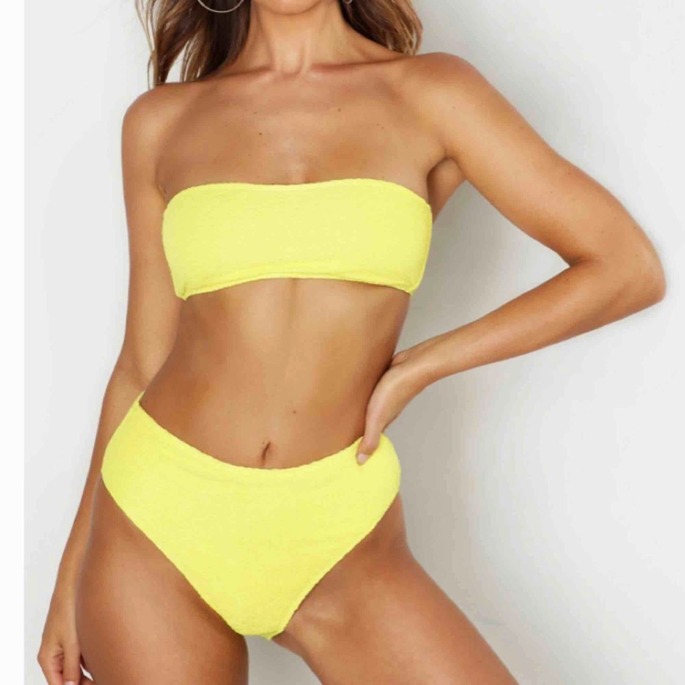 Helt ny och oanvänd bikini från boohoo. Topp i storlek 34 och nederdel i storlek 36. Lite mer neon-gul i verkligheten. Säljer pga fel storlek för mig.. Övrigt.