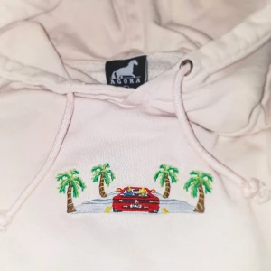  - Superfin cropad hoodie från märket Agora. Nypris: 699 kr  Har även ett presentkort från Agora på 200 kr som säljs för 100 kr eftersom att butiken endast gäller deras butik i Trosa och i Stockholm. 