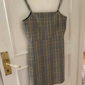  - Jättefin klänning från Pull&Bear!! Knappt använd. Finns i Norrköping, annars står köparen för frakten. (ung 50kr)