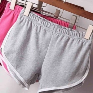  - Gråa hotpants. Aldrig använda. Köparen står för den lilla fraktkostnaden på 18kr. ✨ Kika gärna mina övriga annonser. Samfraktar 💌 