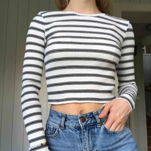  - Randig Croptop, står att det är en M i men den är tight på mig och jag är vanligen XS/S. Kan mötas upp i Alingsås eller Göteborg annars skickar jag med postens ”skicka lätt”. Det kostar 63kr och är då spårbart :)