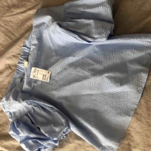  - Ny topp oanvänd liten i strl e som 38 