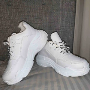  - Vita chunky sneakers från Nelly i jättebra skick!