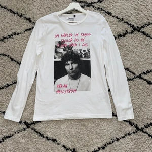 Håkan Hellström tröja  - Säljer nu min älskade Håkan Hellström tröja, köptes i våras men har tyvär inte kommit till användning så den är i mycket fint skick. Den är slutsåld på hela hemsidan och är dessutom Limited, nypris är 399kr.                                                                            Flera som är intresserade så buda gärna🤍                                            200kr + frakt