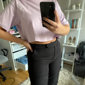 Lila crop T-shirt  - Lila crop T-shirt från HM, nästan oanvänd 