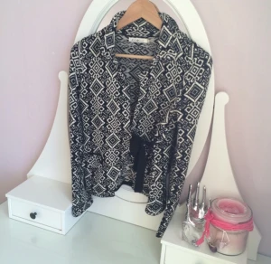  - Oddmolly inspirerad kofta i svart och vitt som INTE sticks, perfekt till det kalla vädret❄️