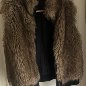 Väst i pälsimitation  - Väst i pälsimitation med dragkedja, från H&M. Storlek XS/S. Använd endast ett fåtal gånger. 