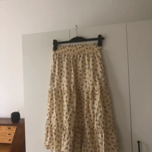 Superfin kjol från MONKI - Jättefin kjol från Monki i nyskick! Storlek S 🌷 Frakten ingår i priset! 😍