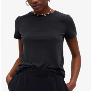 Super-soft T-shirt - Den populära T-shirten från monki i svart. Frakt ingår i priset! (Rökfritt och djurfritt hem) 