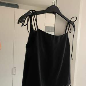 Snyggt svart linne från Ivy Revel, knappt använd! Frakt tillkommer 🖤
